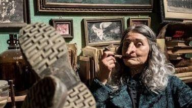 Di giorno fa la maestra di notte la befana La metamorfosi di Paola
