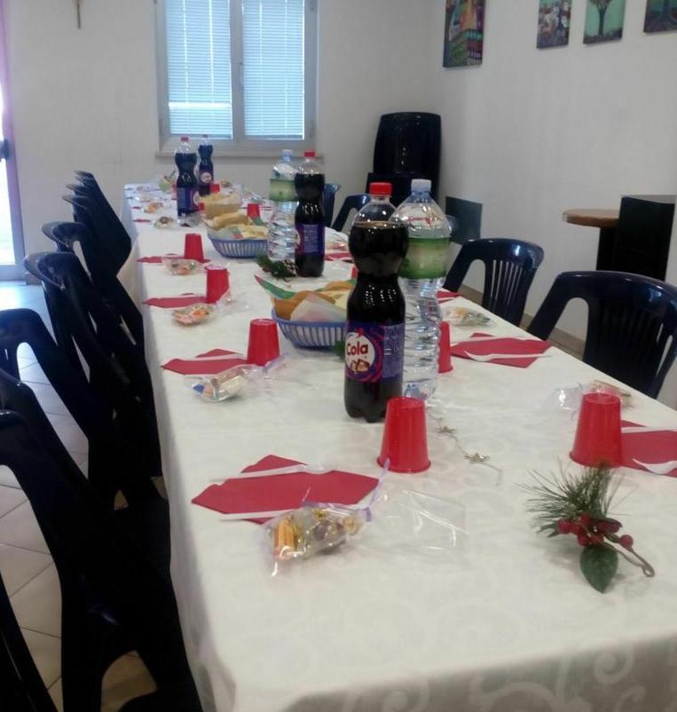 Sono feste speciali alla mensa dei poveri: brindisi con il sorriso 