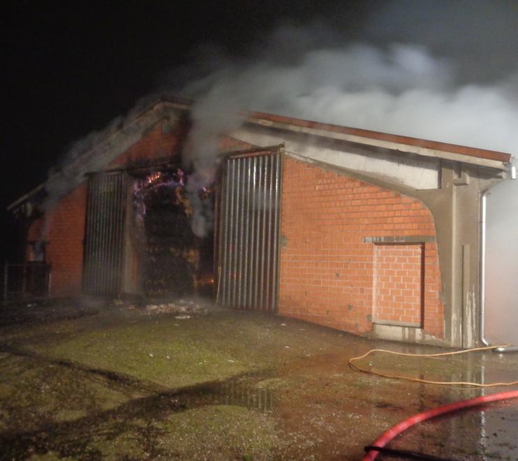 Scoppia un rogo nella stalla A fuoco cento balle di fieno 