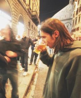Vigili urbani in azione al Duomo e sopra una ragazza che beve una birra