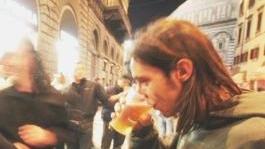 Vigili urbani in azione al Duomo e sopra una ragazza che beve una birra