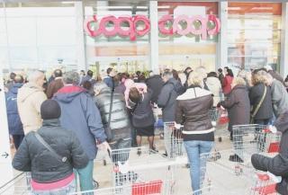 Nelle due foto da sinistra le casse del supermercato Coop al Parco Prato e un’immagine del centro commerciale I Gigli