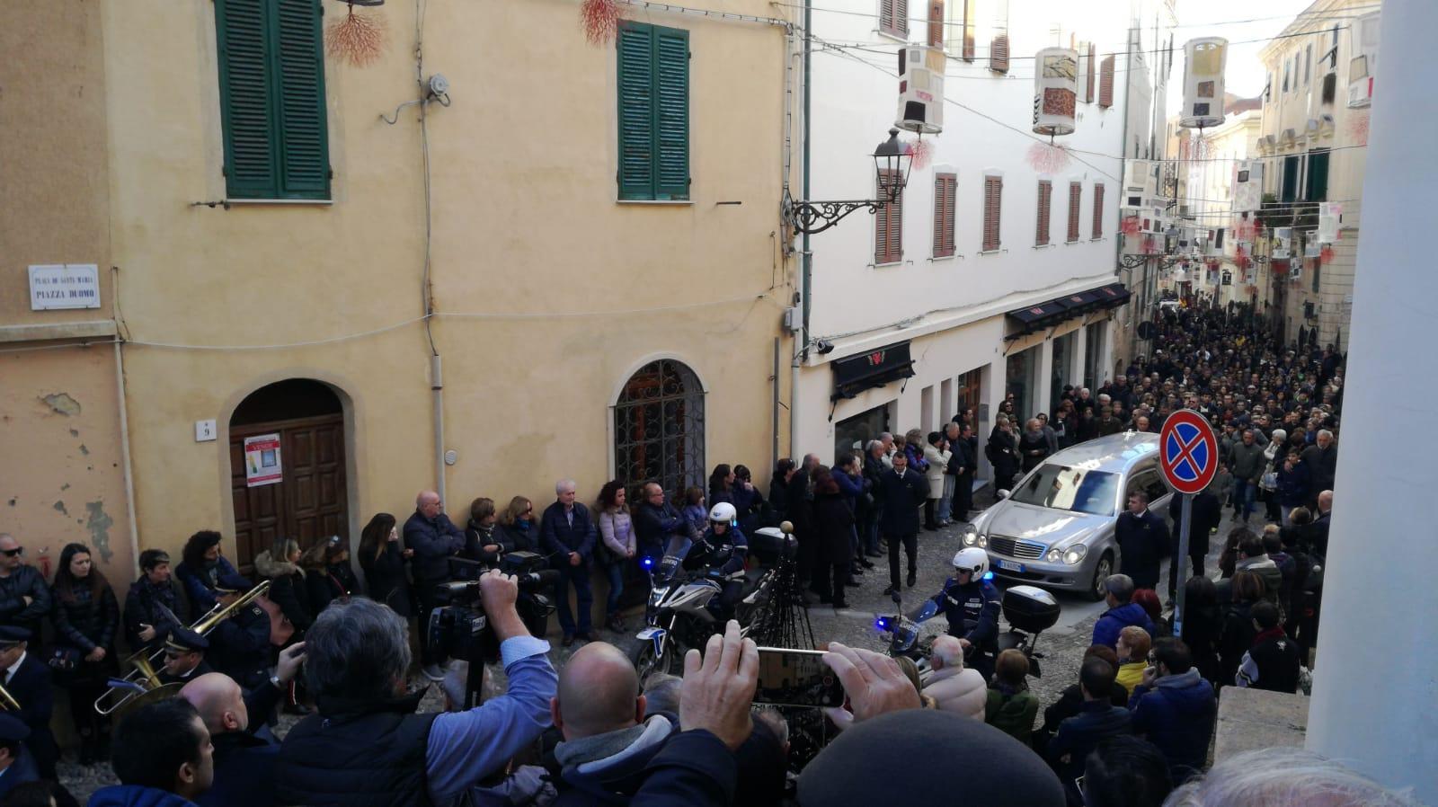 Femminicidio ad Alghero, l'abbraccio della città per Michela Fiori 