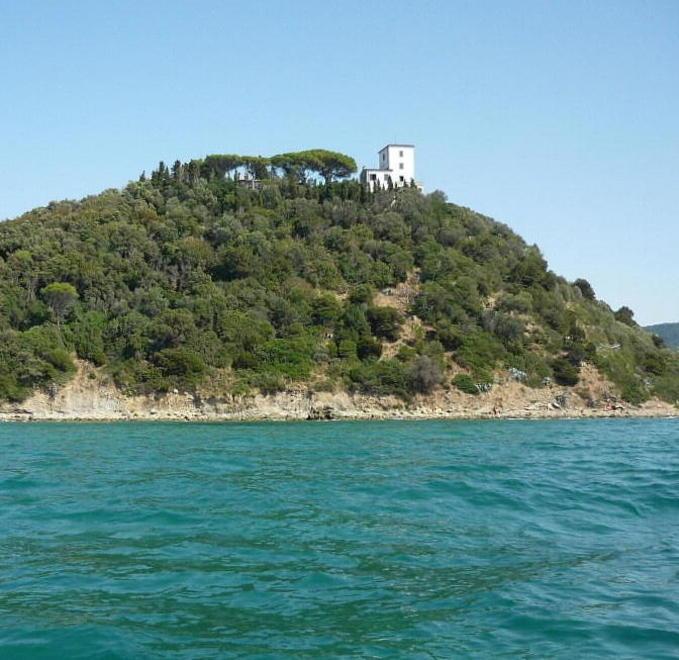 Un magnate russo vuole costruire un resort con spa affacciato su Cala Violina e Punta Ala 