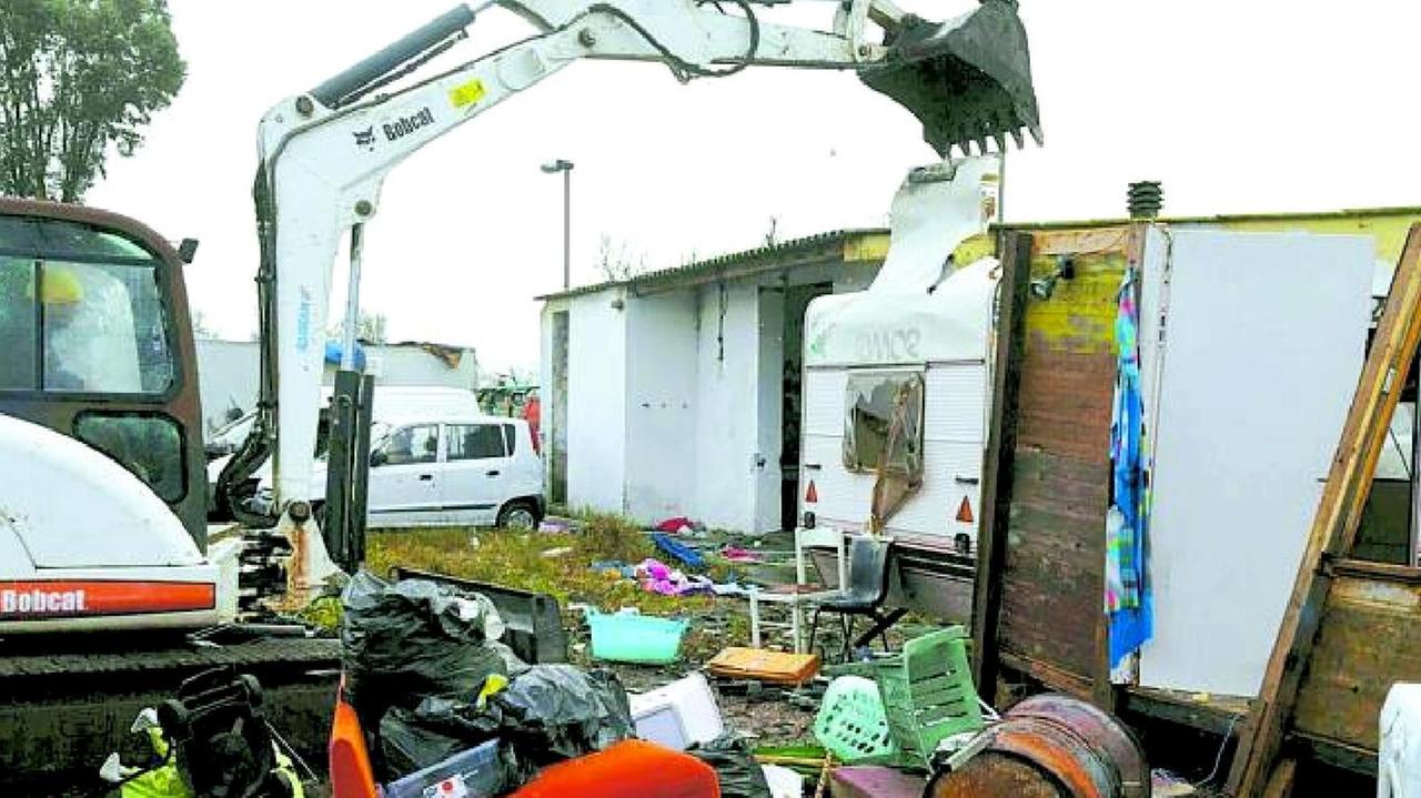 Odissea per una mamma e quattro bimbi dopo la demolizione del campo rom