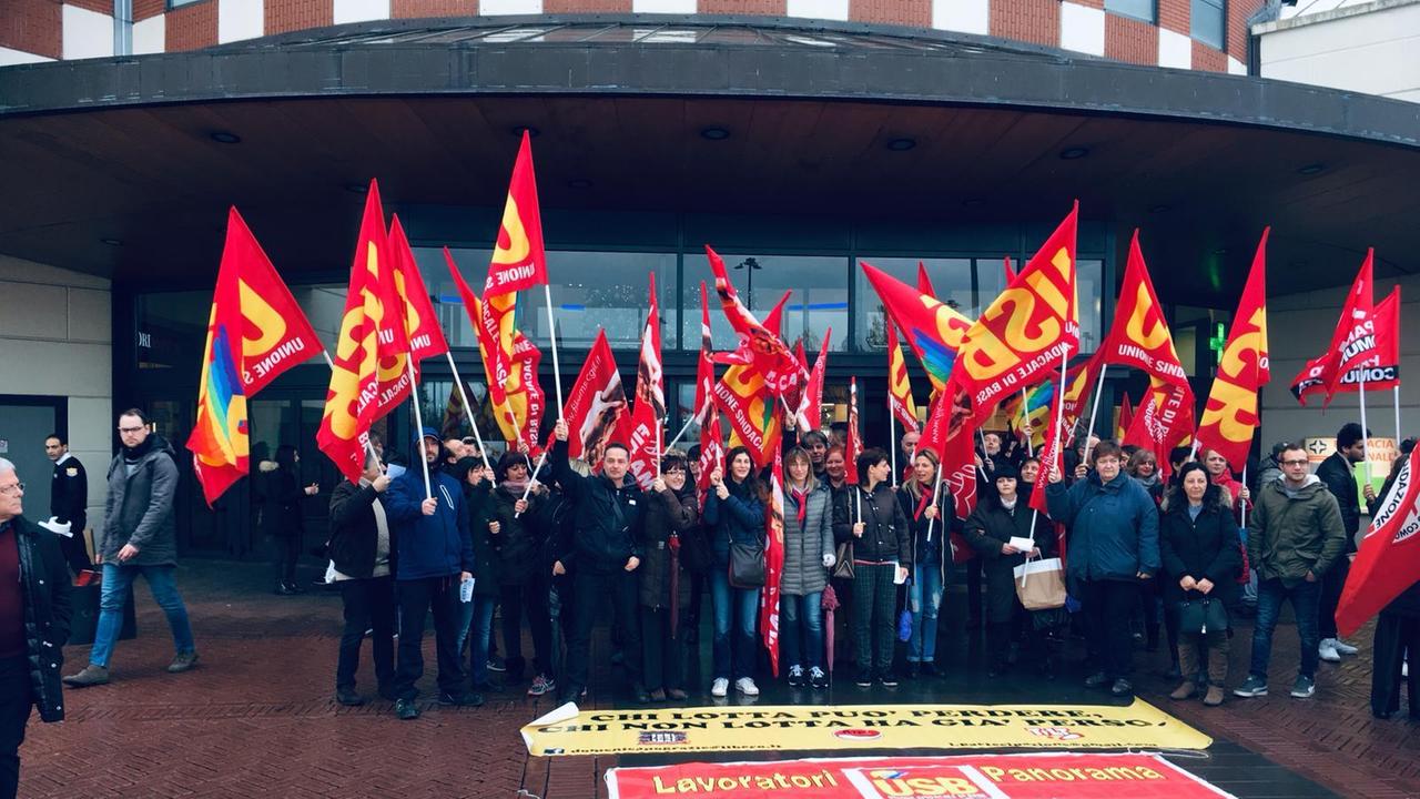 Il presidio di Cgil e Usb davanti ai Gigli il 24 dicembre 2018
