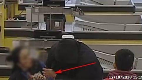 Il rapinatore armato di coltello minaccia la cassiera