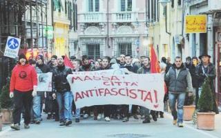 La protesta nel dicembre dell’anno scorso dopo che era stato imbrattato con una svastica il murale dedicato al partigiano Salvetti