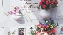 Una fila di tombe al cimitero di Crespina