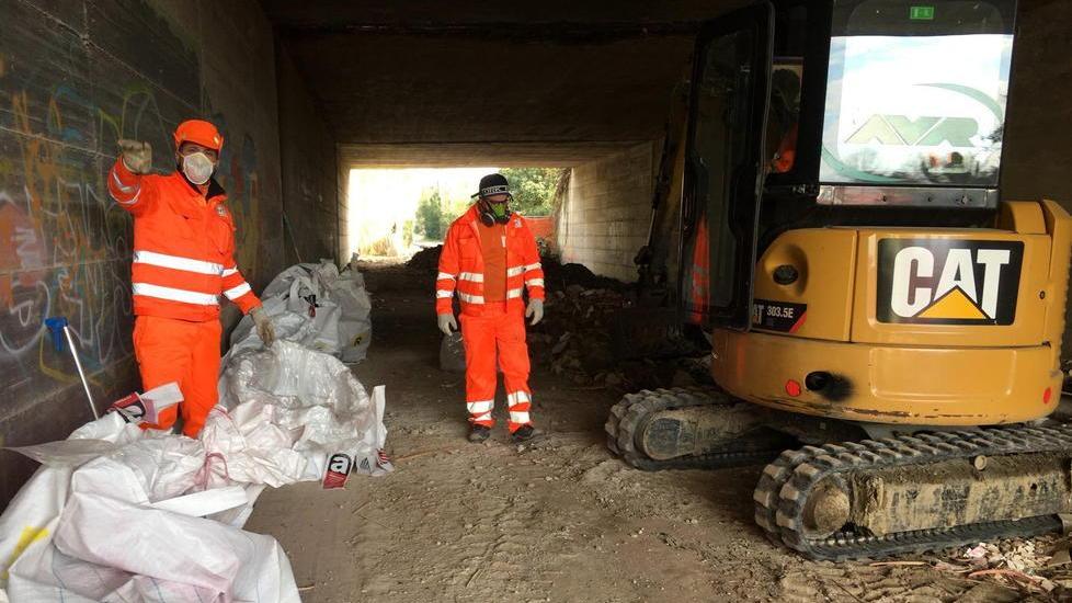 Task force in via della Padula per pulire la discarica abusiva
