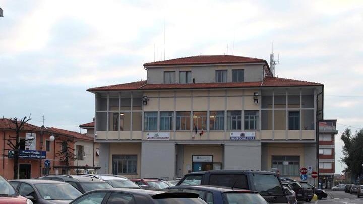 Palazzo civico a rischio sismico: traslocano gli uffici di Querceta