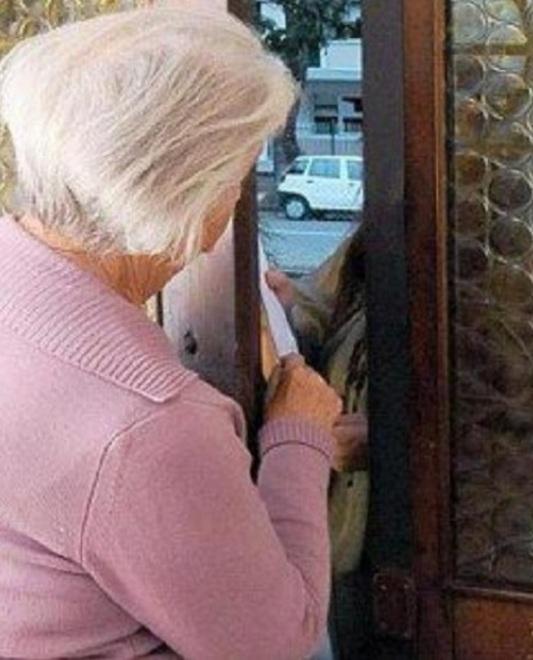 Carpi, si fingono tecnico e poliziotto e derubano un’anziana in casa 
