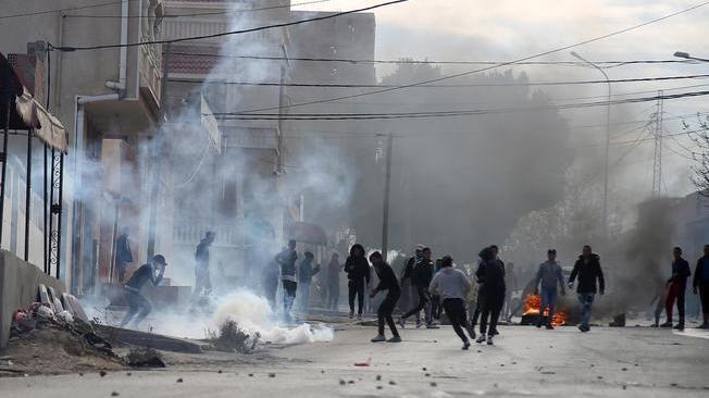 Ancora scontri a periferia di Tunisi