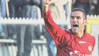 <strong>ESULTANZA. </strong>Cristiano Lucarelli rivolto verso la curva nord dopo la rete dell’1-0, segnata su assist di Totò Candreva