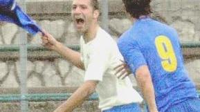 Bigazzi festeggia, Vaira salva l’ammonizione a N’Siabamfumu e, sotto, una mischia in area