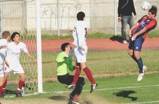 Il Pontedera durante una fase difensiva: la squadra vuole mettere da parte punti