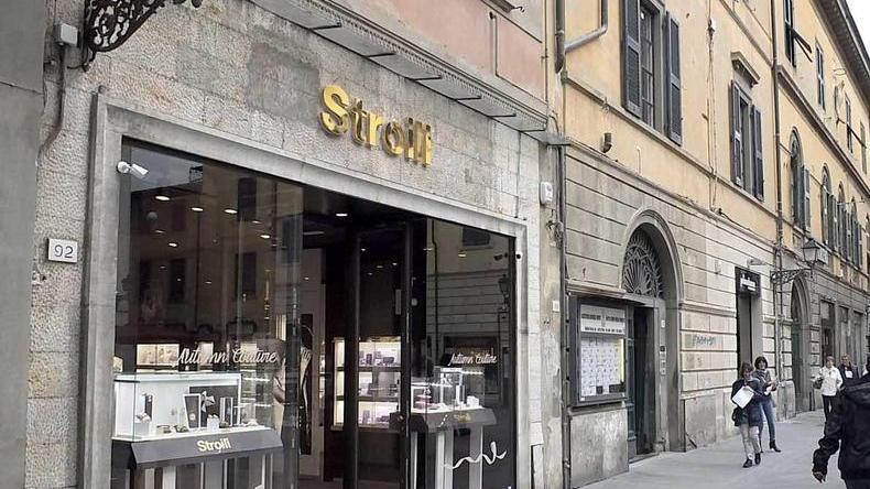 Ritorna nel negozio dove aveva rubato: riconosciuta e bloccata
