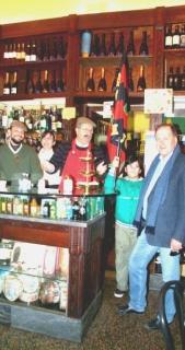 In alto il supertifoso Sereni al bar Tessieri durante la padellata di cinghiale