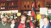 In alto il supertifoso Sereni al bar Tessieri durante la padellata di cinghiale