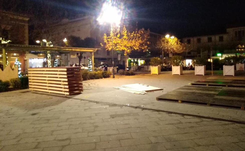 La Lega: «Negozi e bar chiusi durante le feste mai visto il Forte così» 