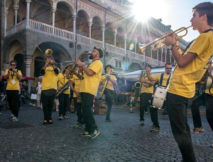  Magicaboola Brass Band Domani in centro la musica è spettacolo