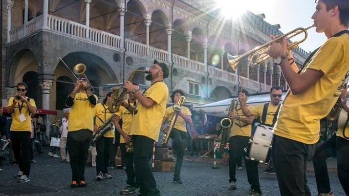 Magicaboola Brass Band Domani in centro la musica è spettacolo