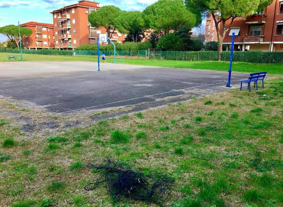 Vandali al “campino” Morini: «Adozione per le aree sportive»