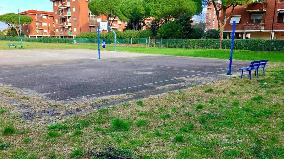 Vandali al “campino” Morini: «Adozione per le aree sportive»