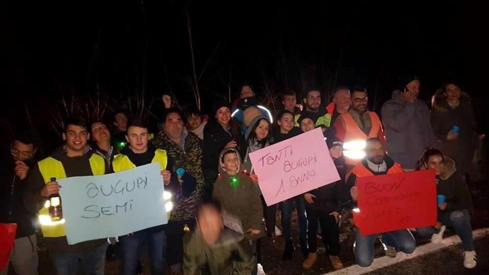 I “festeggiamenti” per il compleanno del semaforo sulla Statale 12
