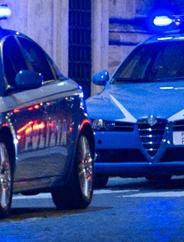 Armato di un bastone bloccato dalla polizia 