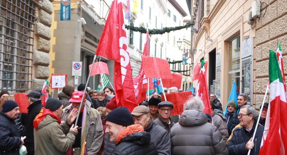 Pensionati in piazza