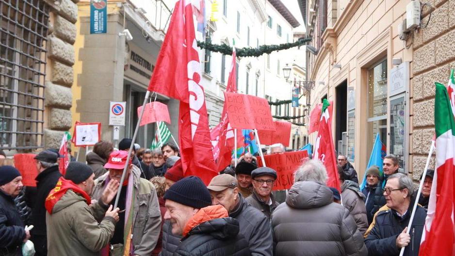 Pensionati in piazza