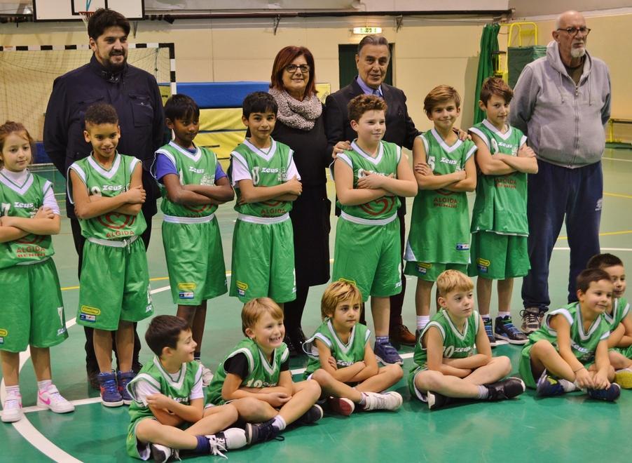 I piccoli del mini basket alla palestra Cionini per ricevere i regali 