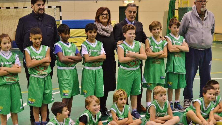 I piccoli del mini basket alla palestra Cionini per ricevere i regali