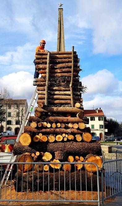 Di fuoco e di luce A Santa Fiora e Sorano il rito si celebra in anticipo su tutti 