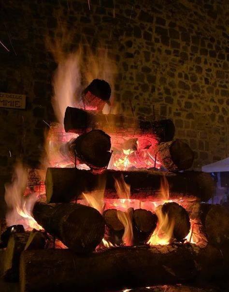 Veglioni, balli e calore alla catasta monumentale