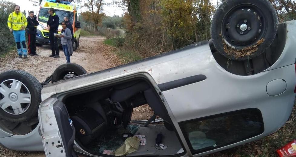 Auto si ribalta, due ferite