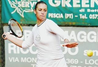 Flavia Pennetta impegnata sui campi del Tennis club Prato