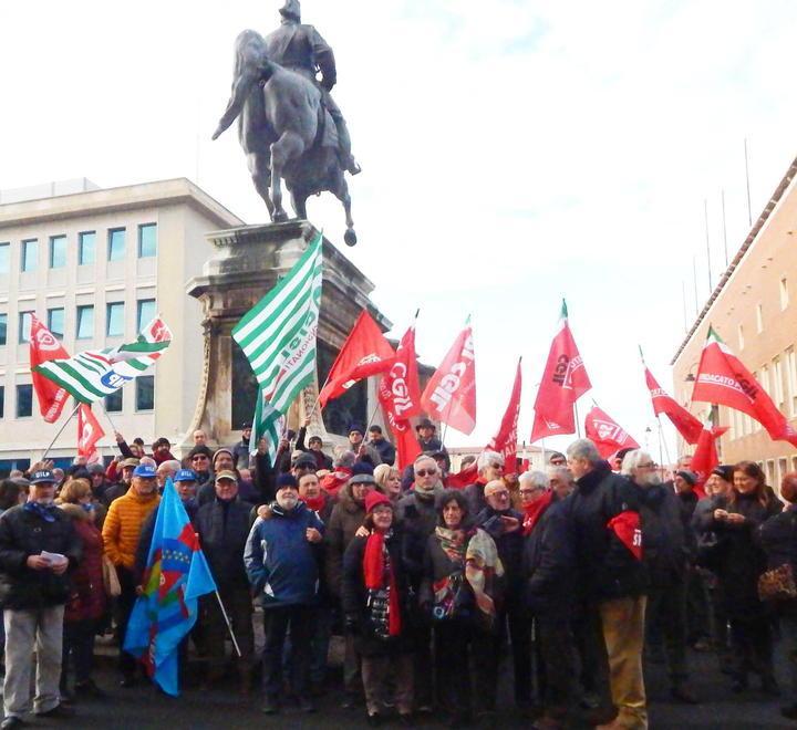 Pensionati in piazza contro il governo «Basta tagli, è ingiusto» 
