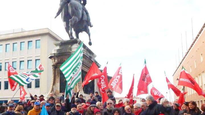 Pensionati in piazza contro il governo «Basta tagli, è ingiusto»