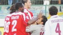 Sopra Pinilla segna il 2-1, a destra Consonni in dribbling