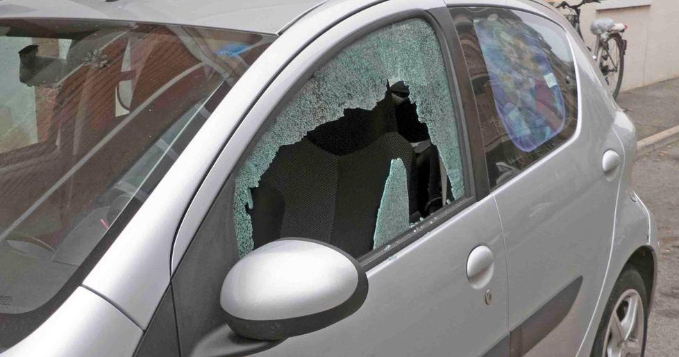 Vandali danneggiano le auto