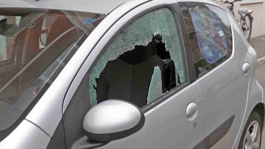 Vandali danneggiano le auto