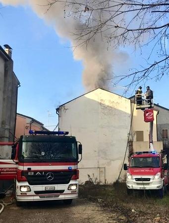 Palazzina in fiamme Vigili ferraresi al lavoro