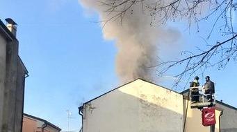 Palazzina in fiamme Vigili ferraresi al lavoro