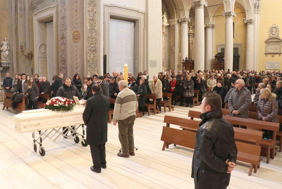 Basilica piena per salutare la titolare dell’enoteca