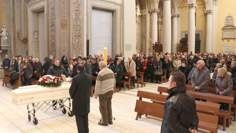 Basilica piena per salutare la titolare dell’enoteca
