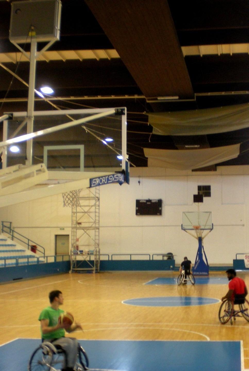 Piove dentro il PalaMura e la palestra Bellieni