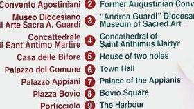 Più insegne all’ingresso del Rivellino da corso Vittorio Emanuele (a destra) e le scritte contestate sui cartelli