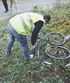 La bicicletta del giovane corridore finita nel fosso. Più a destra la Panda con la quale si è scontrato portata via da un carroattrezzi